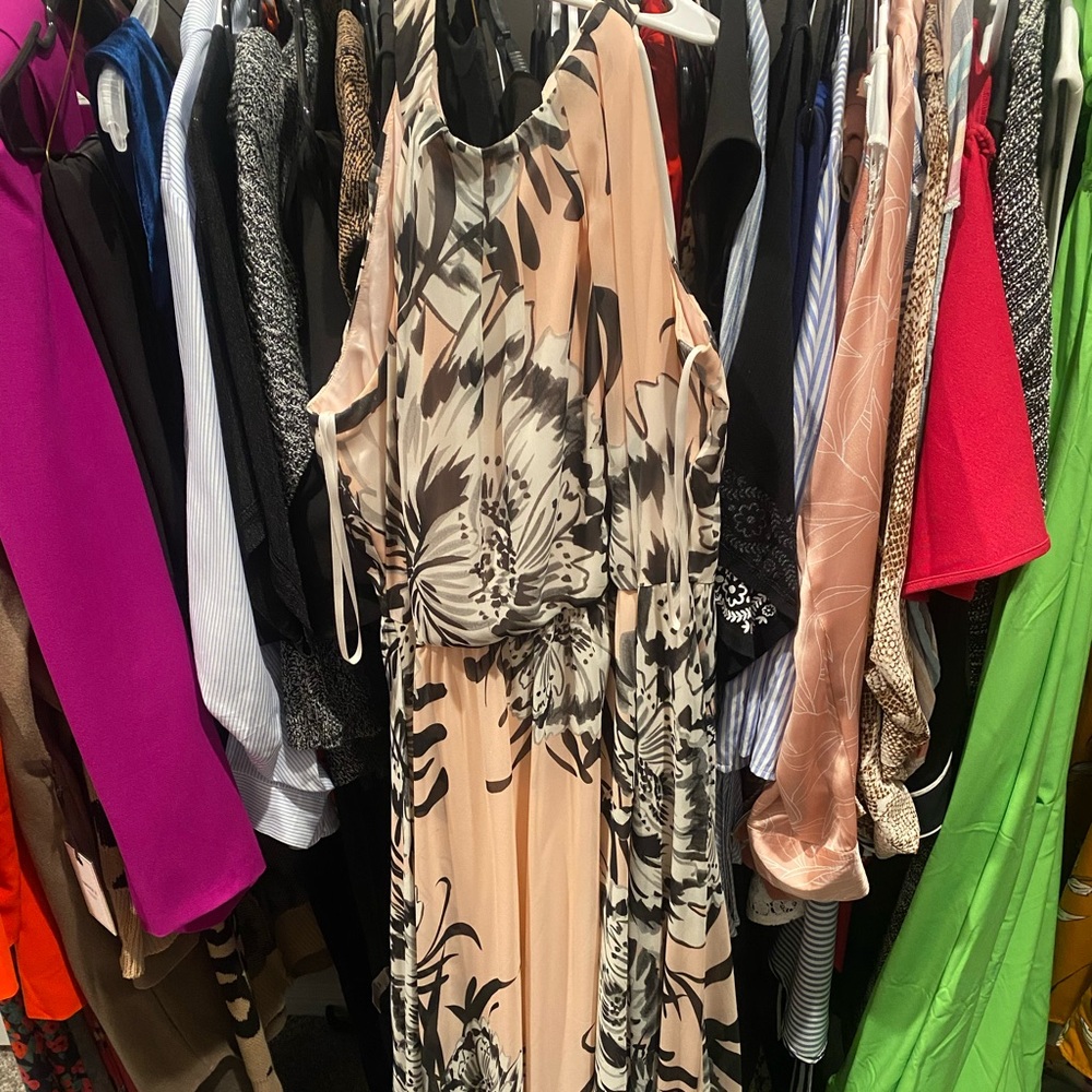 Pink flower Maxi dress. Brand: Eliza J. Size 6. Only worn once to a wedding.